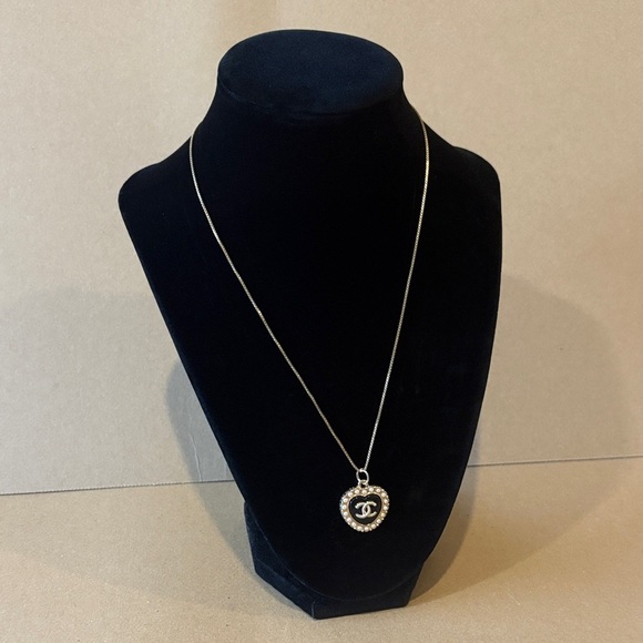 Heart shaped CC pendant in black with gold tone hardware and pearl like trim - Picture 7 of 12